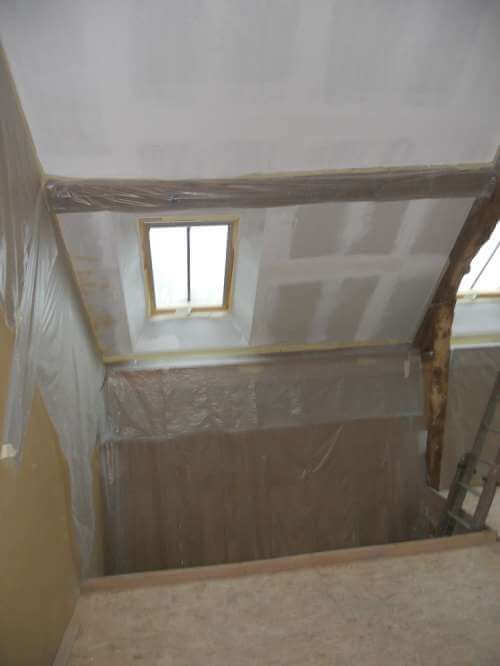 Mise en peinture de plafond dans une ancienne fermette en terre, avant le chantier