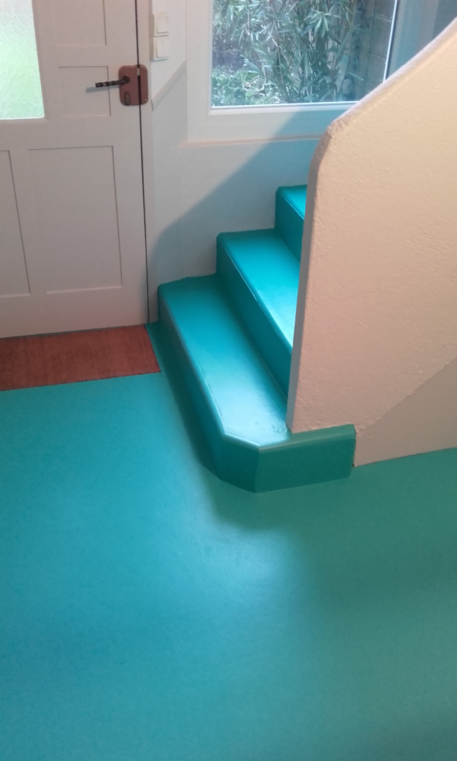Peinture d'un escalier en béton de couleur turquoise