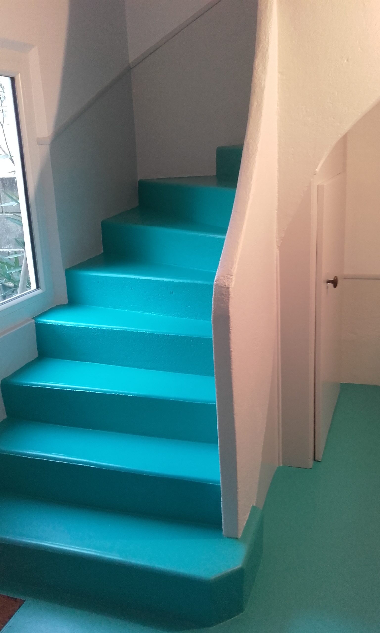 Peinture d'un escalier en béton de couleur turquoise