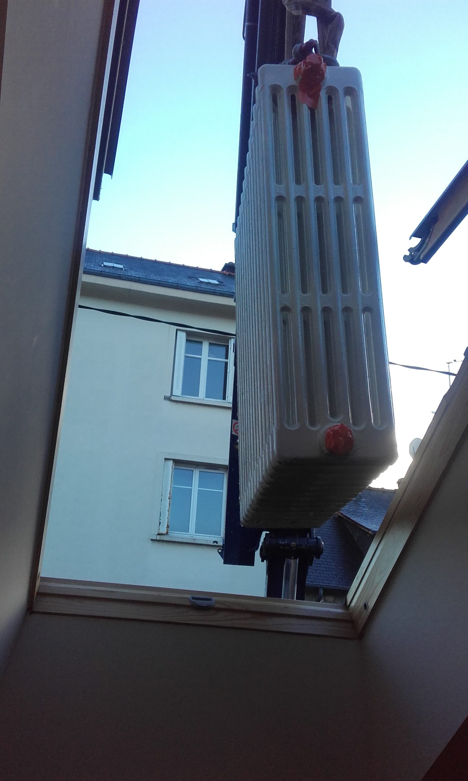 Sortie d'un radiateur en fonte par la fenêtre