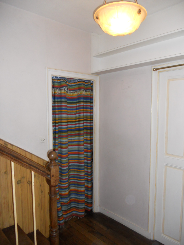 Pose de papier peint dans l'escalier, avant travaux