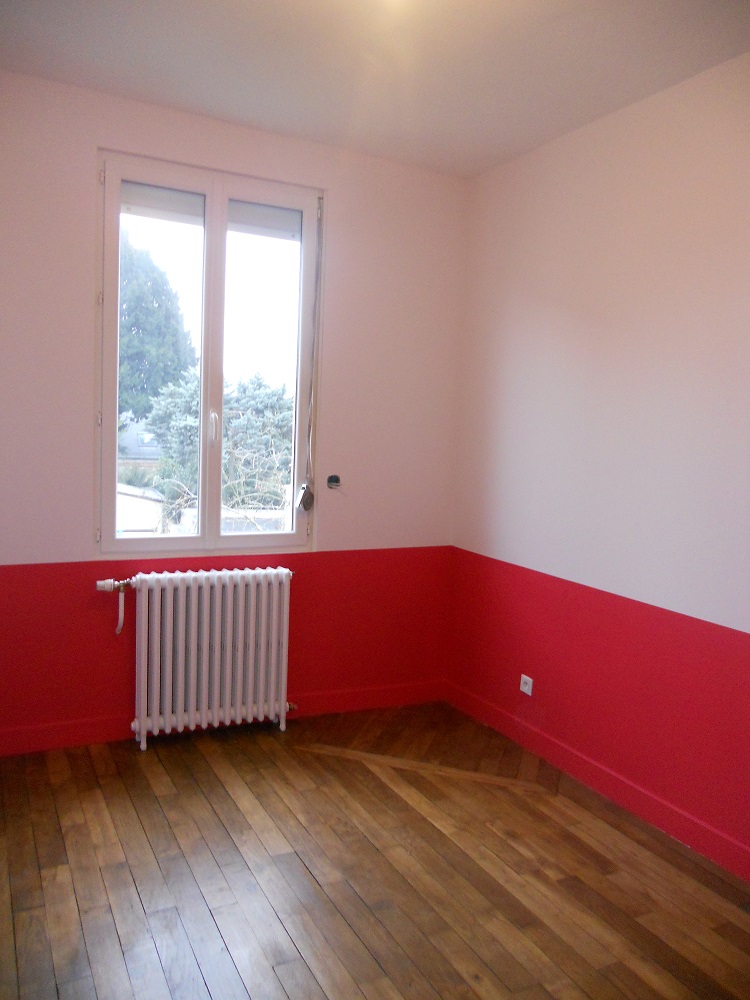 Peinture de couleur rouge et blanche aux murs pour cette chambre rénovée